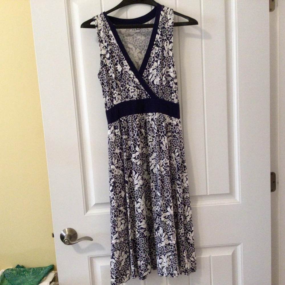 Women's L.L. Bean sleeveless navy blue and white knit dress, Size XS